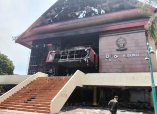 Netizen Soroti Pengadaan Kapas Wajah Pimpinan DPRD Sulsel Rp 9,7 Miliar, Front GERDA Bakal Unras FOTO: Kerusakan parah tampak di Gedung DPRD Sulsel yang tinggal rangka besi usai dibakar massa Makassar Sulsel, (Dok. Diksiber.id-Kondisi)