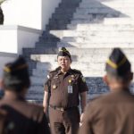Asbin Kejati Sulsel Pimpinan Apel Pagi, ini Arahannya FOTO: Asisten Pembinaan (Asbin) Kejati Sulsel, Abdillah saat memimpin apel pagi di Kantor Kejati Sulsel, pada Senin (20/4/2026). (Dok. Via UP ekspres)