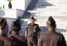 Asbin Kejati Sulsel Pimpinan Apel Pagi, ini Arahannya FOTO: Asisten Pembinaan (Asbin) Kejati Sulsel, Abdillah saat memimpin apel pagi di Kantor Kejati Sulsel, pada Senin (20/4/2026). (Dok. Via UP ekspres)