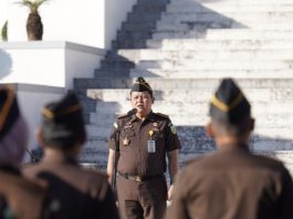 Asbin Kejati Sulsel Pimpinan Apel Pagi, ini Arahannya FOTO: Asisten Pembinaan (Asbin) Kejati Sulsel, Abdillah saat memimpin apel pagi di Kantor Kejati Sulsel, pada Senin (20/4/2026). (Dok. Via UP ekspres)