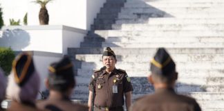 Asbin Kejati Sulsel Pimpinan Apel Pagi, ini Arahannya FOTO: Asisten Pembinaan (Asbin) Kejati Sulsel, Abdillah saat memimpin apel pagi di Kantor Kejati Sulsel, pada Senin (20/4/2026). (Dok. Via UP ekspres)