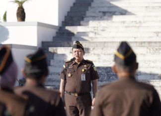 Asbin Kejati Sulsel Pimpinan Apel Pagi, ini Arahannya FOTO: Asisten Pembinaan (Asbin) Kejati Sulsel, Abdillah saat memimpin apel pagi di Kantor Kejati Sulsel, pada Senin (20/4/2026). (Dok. Via UP ekspres)