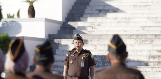 Asbin Kejati Sulsel Pimpinan Apel Pagi, ini Arahannya FOTO: Asisten Pembinaan (Asbin) Kejati Sulsel, Abdillah saat memimpin apel pagi di Kantor Kejati Sulsel, pada Senin (20/4/2026). (Dok. Via UP ekspres)