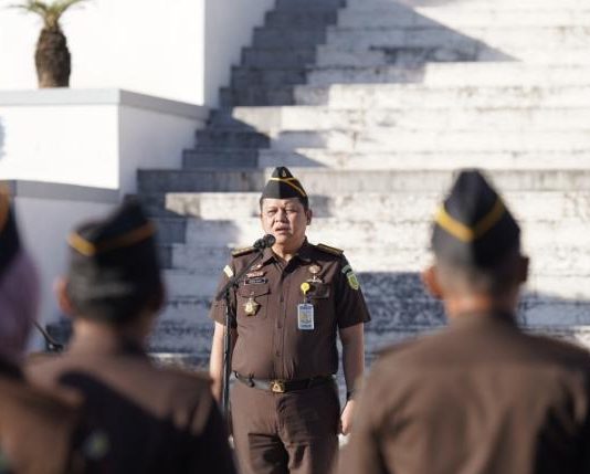 Asbin Kejati Sulsel Pimpinan Apel Pagi, ini Arahannya FOTO: Asisten Pembinaan (Asbin) Kejati Sulsel, Abdillah saat memimpin apel pagi di Kantor Kejati Sulsel, pada Senin (20/4/2026). (Dok. Via UP ekspres)