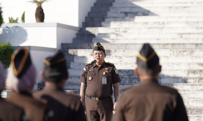 FOTO: Asisten Pembinaan (Asbin) Kejati Sulsel, Abdillah saat memimpin apel pagi di Kantor Kejati Sulsel, pada Senin (20/4/2026). (Dok. Via UP ekspres)