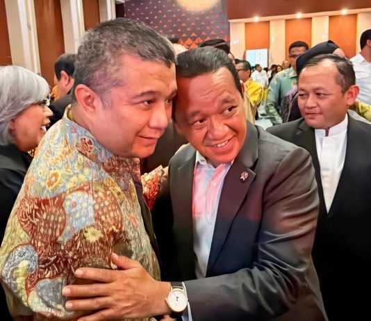 Jelang Musda Golkar Sulsel, EA – Bahlil Kembali Bertemu FOTO: Senior partai Erwin Aksa saat bertemu Ketua umum partai golkar Bahlil Lahadalia. (Dok via Facebook)