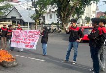 GAM Desak Polrestabes Makassar Tuntaskan Kasus Perampasan HP di Sekitar Makodam Hasanuddin FOTO: Sejumlah mahasiswa yang tergabung dalam Gerakan Aktivis Mahasiswa (GAM) kembali menggelar aksi unjuk rasa di depan Polrestabes Makassar, Selasa (21/4/2026).