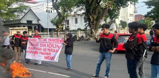 GAM Desak Polrestabes Makassar Tuntaskan Kasus Perampasan HP di Sekitar Makodam Hasanuddin FOTO: Sejumlah mahasiswa yang tergabung dalam Gerakan Aktivis Mahasiswa (GAM) kembali menggelar aksi unjuk rasa di depan Polrestabes Makassar, Selasa (21/4/2026).