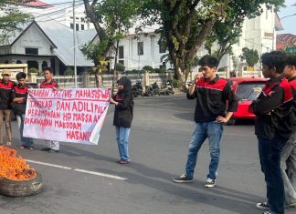 GAM Desak Polrestabes Makassar Tuntaskan Kasus Perampasan HP di Sekitar Makodam Hasanuddin FOTO: Sejumlah mahasiswa yang tergabung dalam Gerakan Aktivis Mahasiswa (GAM) kembali menggelar aksi unjuk rasa di depan Polrestabes Makassar, Selasa (21/4/2026).