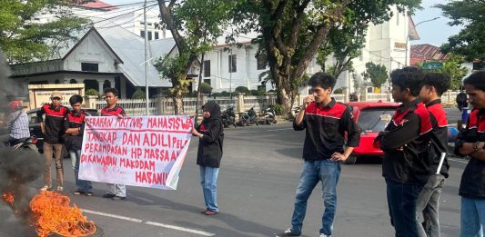 GAM Desak Polrestabes Makassar Tuntaskan Kasus Perampasan HP di Sekitar Makodam Hasanuddin FOTO: Sejumlah mahasiswa yang tergabung dalam Gerakan Aktivis Mahasiswa (GAM) kembali menggelar aksi unjuk rasa di depan Polrestabes Makassar, Selasa (21/4/2026).