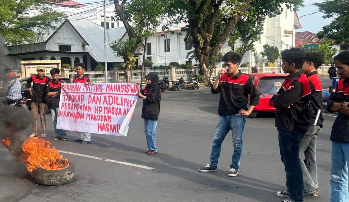 FOTO: Sejumlah mahasiswa yang tergabung dalam Gerakan Aktivis Mahasiswa (GAM) kembali menggelar aksi unjuk rasa di depan Polrestabes Makassar, Selasa (21/4/2026).