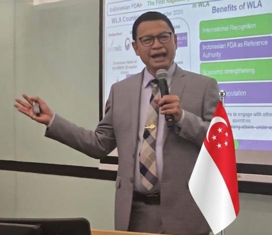 Dari Kampus Elite Dunia, Taruna Ikrar Umumkan Arah Baru BPOM: Digitalisasi, Reliance, dan Lompatan Global FOTO: Kepala Badan Pengawas Obat dan Makanan Republik Indonesia (BPOM RI), Prof. Dr. Taruna Ikrar, M.Biomed., Ph.D., mendapat sambutan meriah saat memenuhi undangan National University of Singapore (NUS) untuk membawakan kuliah pakar di salah satu kampus terbaik dunia.