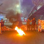 Demokrasi dalam Bayang Bayang Dinasti, Mahasiswa Kaltim Desak Evaluasi Anggaran Pemprov FOTO: Aksi mahasiswa Aliansi KALTIM BERSUARA MAKASSAR. saat menggelar aksi unjukrasa di kota Makassar. Selasa malam (21/4/2026)