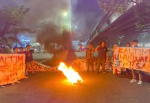 Demokrasi dalam Bayang Bayang Dinasti, Mahasiswa Kaltim Desak Evaluasi Anggaran Pemprov FOTO: Aksi mahasiswa Aliansi KALTIM BERSUARA MAKASSAR. saat menggelar aksi unjukrasa di kota Makassar. Selasa malam (21/4/2026)