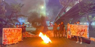 Demokrasi dalam Bayang Bayang Dinasti, Mahasiswa Kaltim Desak Evaluasi Anggaran Pemprov FOTO: Aksi mahasiswa Aliansi KALTIM BERSUARA MAKASSAR. saat menggelar aksi unjukrasa di kota Makassar. Selasa malam (21/4/2026)