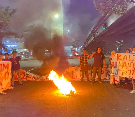 Demokrasi dalam Bayang Bayang Dinasti, Mahasiswa Kaltim Desak Evaluasi Anggaran Pemprov FOTO: Aksi mahasiswa Aliansi KALTIM BERSUARA MAKASSAR. saat menggelar aksi unjukrasa di kota Makassar. Selasa malam (21/4/2026)