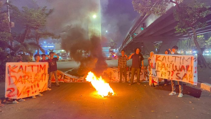 FOTO: Aksi mahasiswa Aliansi KALTIM BERSUARA MAKASSAR. saat menggelar aksi unjukrasa di kota Makassar. Selasa malam (21/4/2026) 