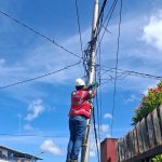 Pulihkan Konektivitas, PLN Icon Plus Tuntaskan Gangguan Jaringan di Ambon Gambar : Perbaikan jaringan oleh Petugas Tim Service PLN Icon Plus pada salah satu titik di Wilayah Ambon