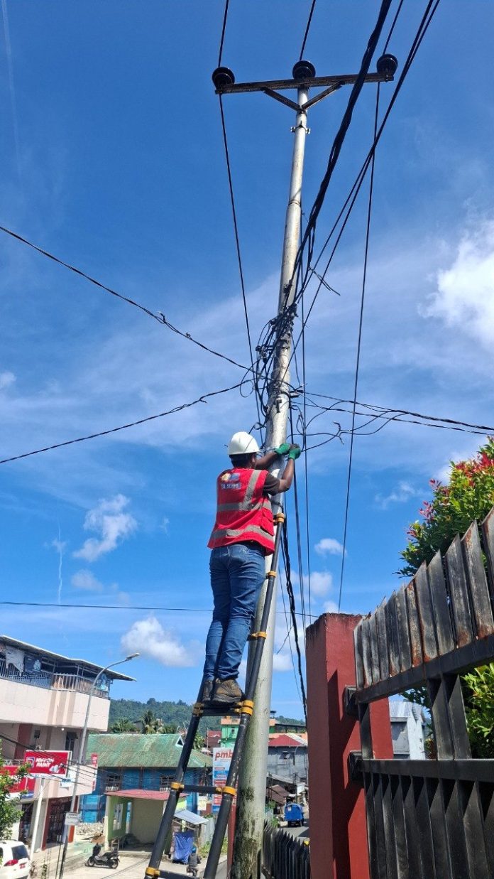 Gambar : Perbaikan jaringan oleh Petugas Tim Service PLN Icon Plus pada salah satu titik di Wilayah Ambon