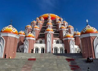 Gaji Marbot Masjid 99 Kubah CPI Makassar Capai Rp 37 Juta? FOTO: Masjid 99 Kubah di Jl. H. Bau No.36, Kunjung Mae, Kec. Mariso, Kota Makassar, Sulawesi Selatan. (Dok via Google)