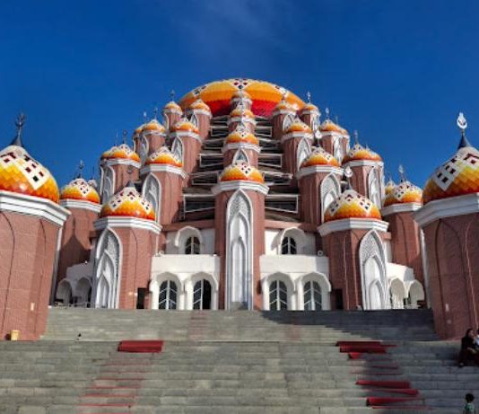 Gaji Marbot Masjid 99 Kubah CPI Makassar Capai Rp 37 Juta? FOTO: Masjid 99 Kubah di Jl. H. Bau No.36, Kunjung Mae, Kec. Mariso, Kota Makassar, Sulawesi Selatan. (Dok via Google)