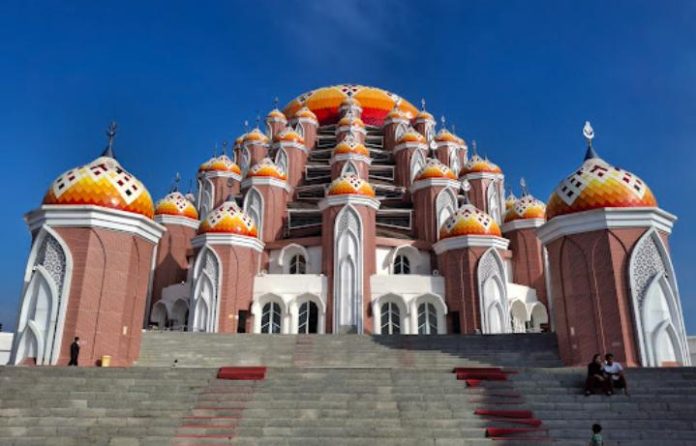 FOTO: Masjid 99 Kubah di Jl. H. Bau No.36, Kunjung Mae, Kec. Mariso, Kota Makassar, Sulawesi Selatan. (Dok via Google) 