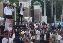 Demo di DPR dan Mabes Polri: Mahasiswa serta Masyarakat Tuntut Kompol DK Dipecat FOTO: Elemen masyarakat dan mahasiswa asal Sumatera Utara saat menggelar aksi unjuk rasa di depan Gedung DPR RI Senayan Jakarta. (Istimewa)