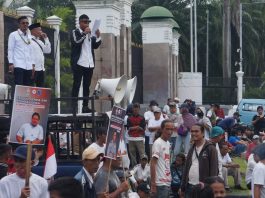 Demo di DPR dan Mabes Polri: Mahasiswa serta Masyarakat Tuntut Kompol DK Dipecat FOTO: Elemen masyarakat dan mahasiswa asal Sumatera Utara saat menggelar aksi unjuk rasa di depan Gedung DPR RI Senayan Jakarta. (Istimewa)