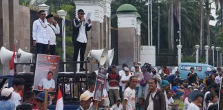 Demo di DPR dan Mabes Polri: Mahasiswa serta Masyarakat Tuntut Kompol DK Dipecat FOTO: Elemen masyarakat dan mahasiswa asal Sumatera Utara saat menggelar aksi unjuk rasa di depan Gedung DPR RI Senayan Jakarta. (Istimewa)