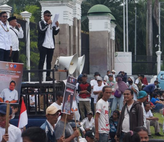 Demo di DPR dan Mabes Polri: Mahasiswa serta Masyarakat Tuntut Kompol DK Dipecat FOTO: Elemen masyarakat dan mahasiswa asal Sumatera Utara saat menggelar aksi unjuk rasa di depan Gedung DPR RI Senayan Jakarta. (Istimewa)