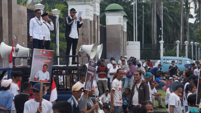 FOTO: Elemen masyarakat dan mahasiswa asal Sumatera Utara saat menggelar aksi unjuk rasa di depan Gedung DPR RI Senayan Jakarta. (Istimewa)