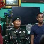 AMARAH UMI: Dikira Anggota Raider 700/WYC, Ternyata Suaib Satpam Perumahan di Gowa FOTO: Pihak Raider 700/WYC saat berkunjung ke kediaman Suaib (22) yang dituding sebagai anggota TNI AD. (Tangkapan layar dari Brnhillpos.com)
