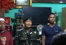 AMARAH UMI: Dikira Anggota Raider 700/WYC, Ternyata Suaib Satpam Perumahan di Gowa FOTO: Pihak Raider 700/WYC saat berkunjung ke kediaman Suaib (22) yang dituding sebagai anggota TNI AD. (Tangkapan layar dari Brnhillpos.com)