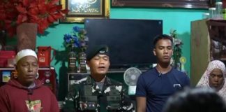 AMARAH UMI: Dikira Anggota Raider 700/WYC, Ternyata Suaib Satpam Perumahan di Gowa FOTO: Pihak Raider 700/WYC saat berkunjung ke kediaman Suaib (22) yang dituding sebagai anggota TNI AD. (Tangkapan layar dari Brnhillpos.com)