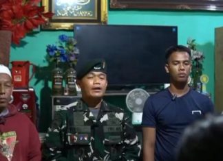 AMARAH UMI: Dikira Anggota Raider 700/WYC, Ternyata Suaib Satpam Perumahan di Gowa FOTO: Pihak Raider 700/WYC saat berkunjung ke kediaman Suaib (22) yang dituding sebagai anggota TNI AD. (Tangkapan layar dari Brnhillpos.com)
