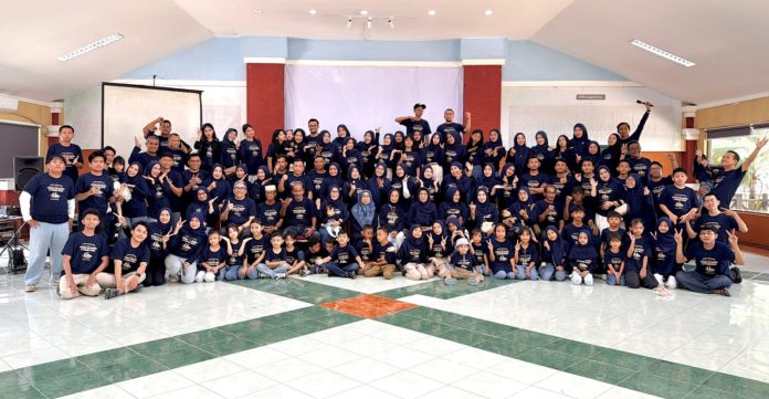 FOTO: Ratusan anggota keluarga besar keturunan Puang Halimun dan Puang Deda asal Bulukumba memadati kawasan Pantai Akkarena, Makassar, pada Minggu (26/4/2026).