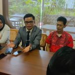 Yayasan Bajiminasa Digugat, Diduga Abaikan Kesepakatan Pendiri FOTO: Dr. Hardodi, SH, MH, CLA, Ilham Amiruddin kuasa hukum ahli waris pendiri Yayasan Pendidikan Bajiminasa saat memberikan keterangan pers di Makassar. (Istimewa)
