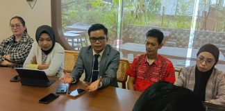 Yayasan Bajiminasa Digugat, Diduga Abaikan Kesepakatan Pendiri STIE AMKOP FOTO: Dr. Hardodi, SH, MH, CLA, Ilham Amiruddin kuasa hukum ahli waris pendiri Yayasan Pendidikan Bajiminasa saat memberikan keterangan pers di Makassar. (Istimewa)