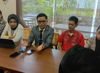 Yayasan Bajiminasa Digugat, Diduga Abaikan Kesepakatan Pendiri FOTO: Dr. Hardodi, SH, MH, CLA, Ilham Amiruddin kuasa hukum ahli waris pendiri Yayasan Pendidikan Bajiminasa saat memberikan keterangan pers di Makassar. (Istimewa)