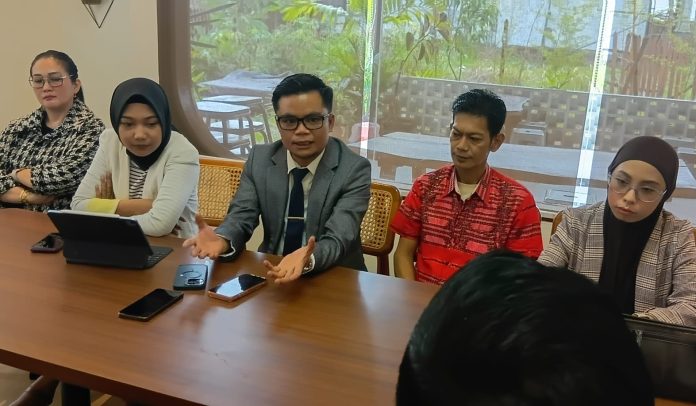 FOTO: Dr. Hardodi, SH, MH, CLA, Ilham Amiruddin kuasa hukum ahli waris pendiri Yayasan Pendidikan Bajiminasa saat memberikan keterangan pers di Makassar. (Istimewa) 