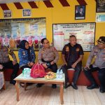Pos Kamling CV Dewi Penuhi Syarat Ikut Lomba Tingkat Polda Sulsel, Anchi: Kami Siap Bertarung FOTO: AKBP Darwis, Kasat Binmas Polrestabes Makassar berkunjung ke Satuan Keamanan Lingkungan (Sat Kamling) RW 01/Kompleks CV Dewi, Kelurahan Pandang, Kota Makassar, Senin (27/4/2026).