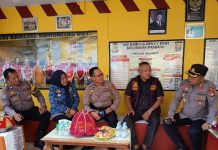Pos Kamling CV Dewi Penuhi Syarat Ikut Lomba Tingkat Polda Sulsel, Anchi: Kami Siap Bertarung FOTO: AKBP Darwis, Kasat Binmas Polrestabes Makassar berkunjung ke Satuan Keamanan Lingkungan (Sat Kamling) RW 01/Kompleks CV Dewi, Kelurahan Pandang, Kota Makassar, Senin (27/4/2026).