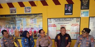 Pos Kamling CV Dewi Penuhi Syarat Ikut Lomba Tingkat Polda Sulsel, Anchi: Kami Siap Bertarung FOTO: AKBP Darwis, Kasat Binmas Polrestabes Makassar berkunjung ke Satuan Keamanan Lingkungan (Sat Kamling) RW 01/Kompleks CV Dewi, Kelurahan Pandang, Kota Makassar, Senin (27/4/2026).