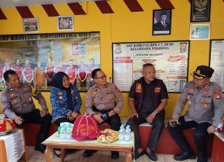 Pos Kamling CV Dewi Penuhi Syarat Ikut Lomba Tingkat Polda Sulsel, Anchi: Kami Siap Bertarung FOTO: AKBP Darwis, Kasat Binmas Polrestabes Makassar berkunjung ke Satuan Keamanan Lingkungan (Sat Kamling) RW 01/Kompleks CV Dewi, Kelurahan Pandang, Kota Makassar, Senin (27/4/2026).