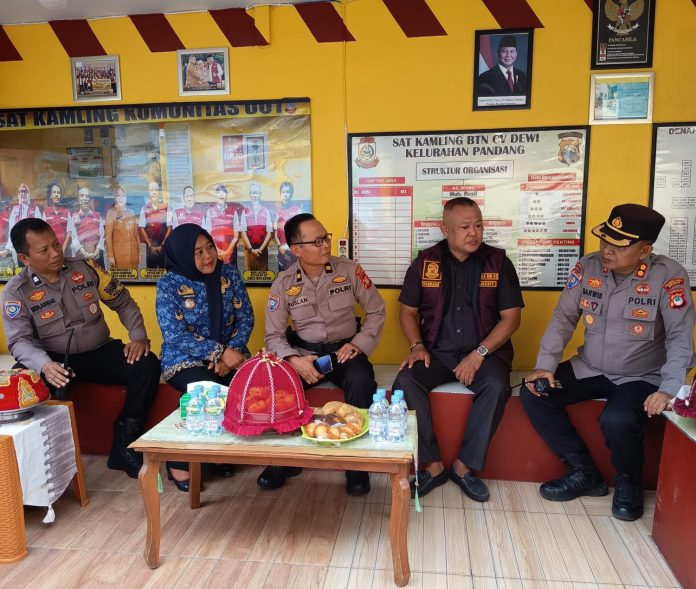 FOTO: AKBP Darwis, Kasat Binmas Polrestabes Makassar berkunjung ke Satuan Keamanan Lingkungan (Sat Kamling) RW 01/Kompleks CV Dewi, Kelurahan Pandang, Kota Makassar, Senin (27/4/2026).
