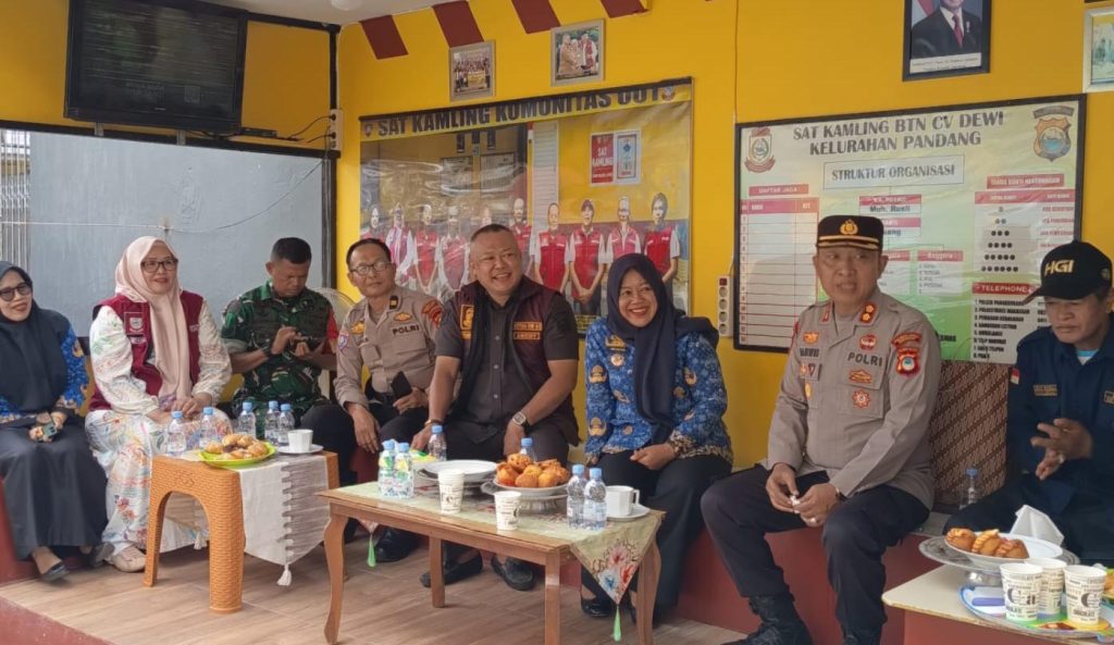 FOTO: AKBP Darwis, Kasat Binmas Polrestabes Makassar berkunjung ke Satuan Keamanan Lingkungan (Sat Kamling) RW 01/Kompleks CV Dewi, Kelurahan Pandang, Kota Makassar, Senin (27/4/2026). 