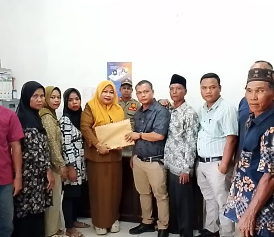 Kuasa Hukum Tiga Tersangka Ajukan Permohonan RDP ke DPRD Palas, Untuk Mengundang PT. BARAPALA FOTO: Direktur Advokat Bintang Keadilan, Mardan Hanafi Hasibuan, bersama kawan kawan melakukan pendampingan terhadap masyarakat keluarga tiga orang klien mereka sebagai tersangka dalam kasus pencurian tandan buah segar (TBS) oleh Polres Padang Lawas yang dilaporkan PT Barumun Raya Padang Langkat (Pt Barapala). Laporan tersebut tercatat dengan nomor LP/B/84/III/2026/SPKT/Polres Padang Lawas/Polda Sumatera Utara.