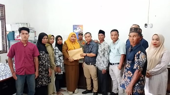 FOTO: Direktur Advokat Bintang Keadilan, Mardan Hanafi Hasibuan, bersama kawan kawan melakukan pendampingan terhadap masyarakat keluarga tiga orang klien mereka sebagai tersangka dalam kasus pencurian tandan buah segar (TBS) oleh Polres Padang Lawas yang dilaporkan PT Barumun Raya Padang Langkat (Pt Barapala). Laporan tersebut tercatat dengan nomor LP/B/84/III/2026/SPKT/Polres Padang Lawas/Polda Sumatera Utara.