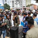Gelar Unras di DPRD Sulsel Mahasiswa Papua Serukan Usut Tuntas Tragedi Pelanggaran HAM di Kemburu FOTO: Ratusan massa yang tergabung dalam berbagai elemen masyarakat dan mahasiswa menggelar aksi demonstrasi di depan kantor Dinas Bina Marga dan Bina Konstruksi Makassar, Senin (27/4/2026).