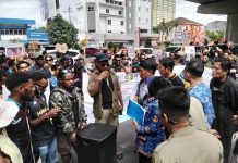 Gelar Unras di DPRD Sulsel Mahasiswa Papua Serukan Usut Tuntas Tragedi Pelanggaran HAM di Kemburu FOTO: Ratusan massa yang tergabung dalam berbagai elemen masyarakat dan mahasiswa menggelar aksi demonstrasi di depan kantor Dinas Bina Marga dan Bina Konstruksi Makassar, Senin (27/4/2026).